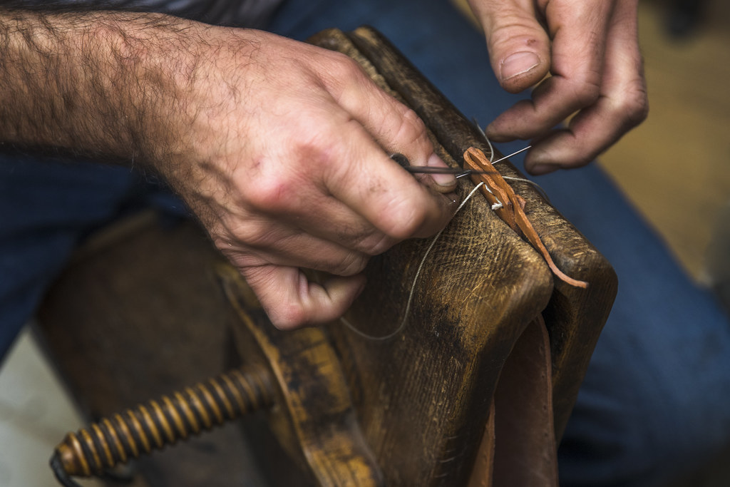Ahmet Usta deri dikiş dikiyor